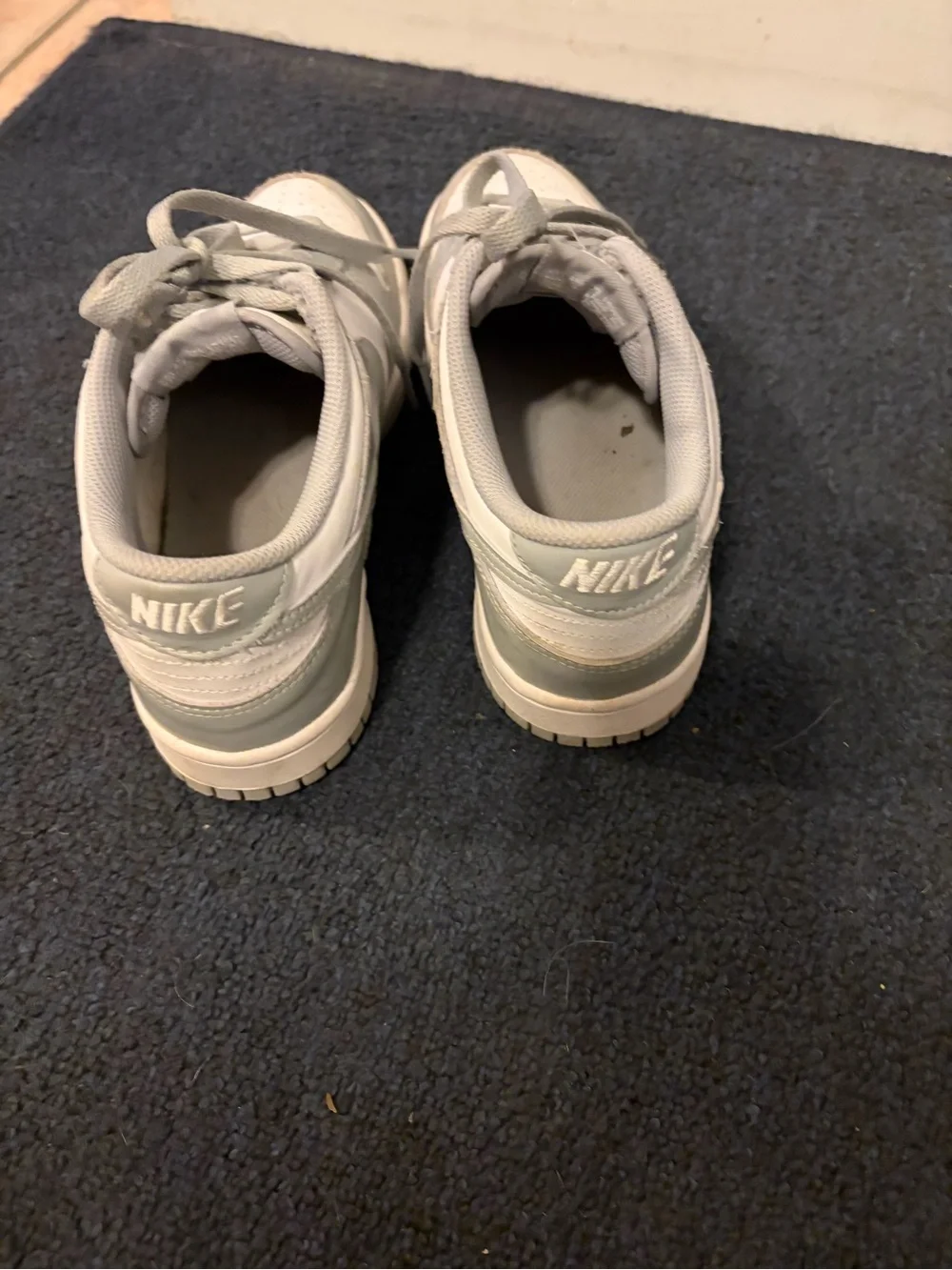 Nike Kids Low-Top Sneakers in Light Grey and White
